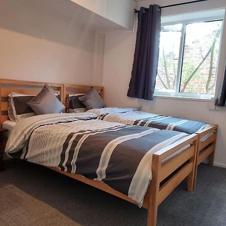 Spacious 2 Bed Bungalow エンフィールド エクステリア 写真