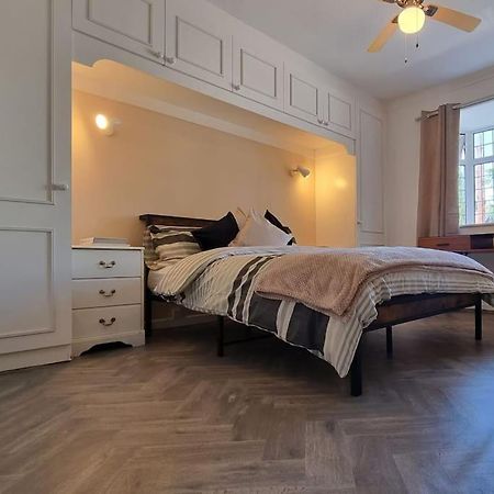 Spacious 2 Bed Bungalow エンフィールド エクステリア 写真