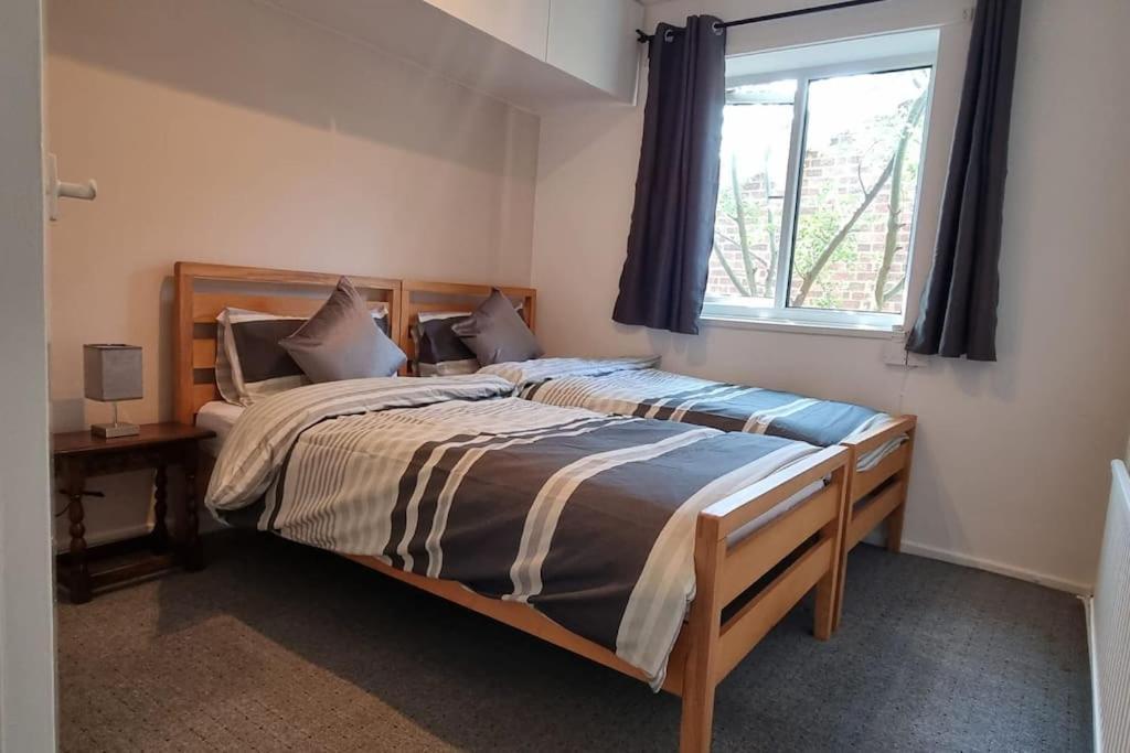 Spacious 2 Bed Bungalow エンフィールド エクステリア 写真