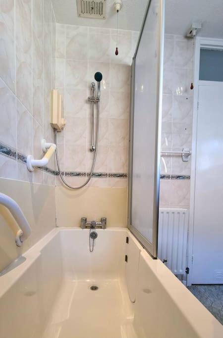 Spacious 2 Bed Bungalow エンフィールド エクステリア 写真
