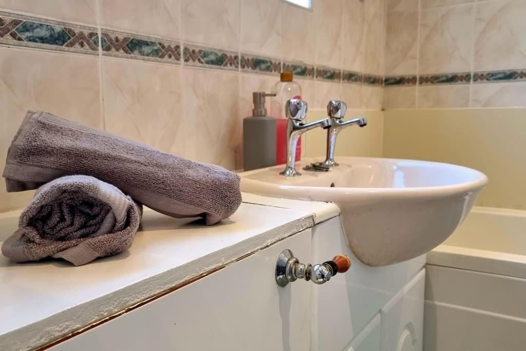 Spacious 2 Bed Bungalow エンフィールド エクステリア 写真