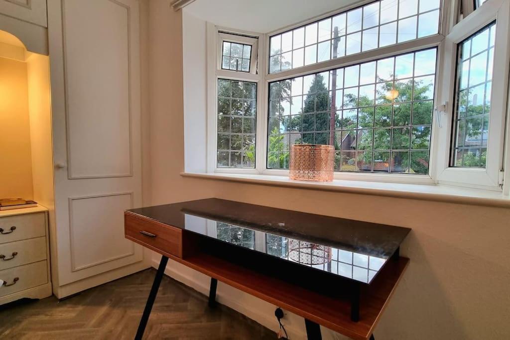 Spacious 2 Bed Bungalow エンフィールド エクステリア 写真