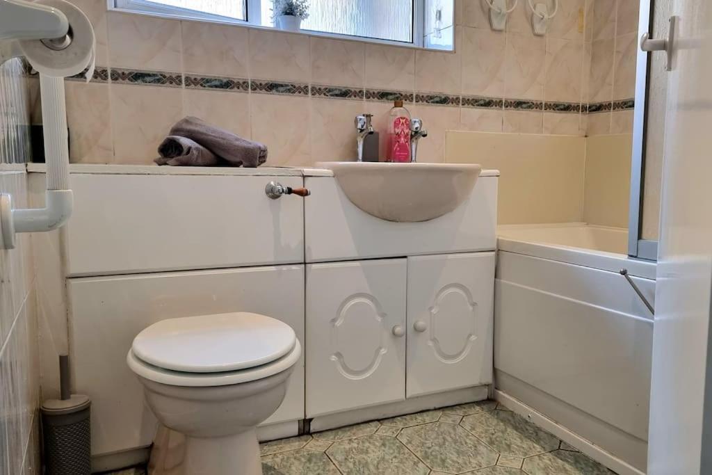 Spacious 2 Bed Bungalow エンフィールド エクステリア 写真