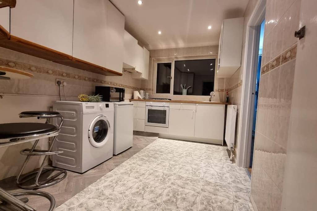 Spacious 2 Bed Bungalow エンフィールド エクステリア 写真