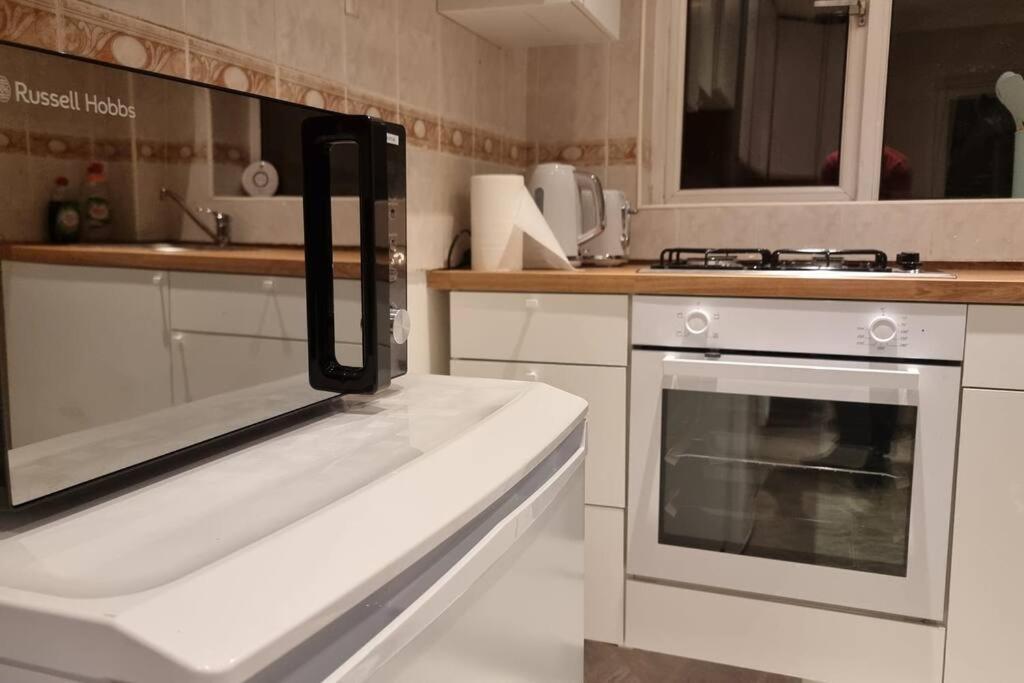 Spacious 2 Bed Bungalow エンフィールド エクステリア 写真