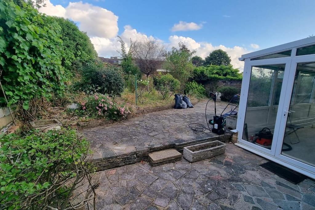 Spacious 2 Bed Bungalow エンフィールド エクステリア 写真