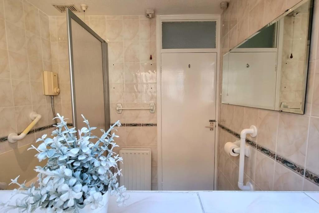 Spacious 2 Bed Bungalow エンフィールド エクステリア 写真