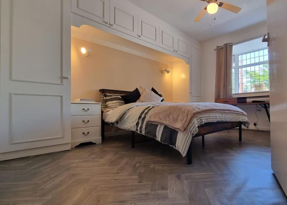 Spacious 2 Bed Bungalow エンフィールド エクステリア 写真
